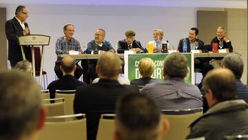 Manolo Fraile, el periodista moderador, ante la mesa con Gorriz, Relaño, Aguirre, Etxarri, Roncero y López Ufarte en el hotel NH Aranzazu.