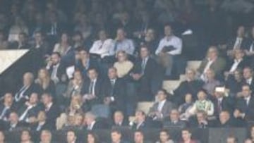 DISFRUTANDO DEL DERBI. Zhang Lin, consejero del Atlético, presenció el derbi. Se sentó justo detrás de Fernández Tapias, vicepresidente del Madrid.