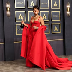 Ariana DeBose se convierte en la primera mujer queer en ganar un Oscar