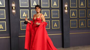 ¡Ha hecho historia! Ariana DeBose se convierte en la primera mujer abiertamente queer en ganar una estatuilla dorada en los Premios Oscar.