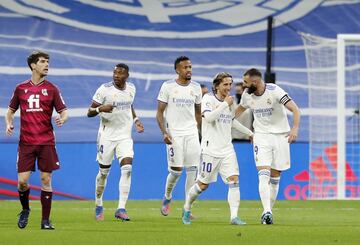 3-1. Karim Benzema celebra con Luka Modric el tercer gol que marca de penalti.