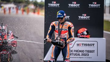 Márquez durante la ceremonia de podio del esprint en el GP de Portugal.