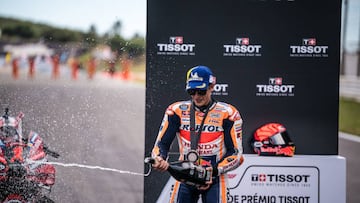 Márquez durante la ceremonia de podio del esprint en el GP de Portugal.