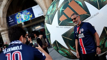 MUNICH (Germany), 30/05/2025.- A Paris Saint-Germain fan poses for a photo with a giant Champions League ball at the Marienplatz square in Munich, Germany, 30 May 2025. Munich will host the 24/25 UEFA Champions League final between Paris Saint-Germain and FC Inter on 31 May 2025. (Liga de Campeones, Alemania) EFE/EPA/ANNA SZILAGYI