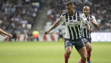 El colombiano de los Rayados saludó a la bandera nacional durante el himno nacional mexicano por el Día de la Bandera.