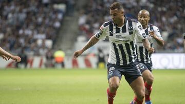 El colombiano de los Rayados salud&oacute; a la bandera nacional durante el himno nacional mexicano por el D&iacute;a de la Bandera.