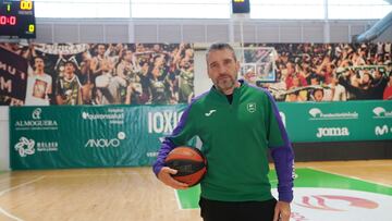 Ibon Navarro con un balón debajo del brazo.