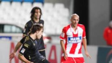 <b>DURA DERROTA.</b> El Almería sufrió una dolorosa derrota en su estadio merced a un solitario gol de penalti anotado por Verdú, en un partido en el que Negredo fue expulsado.