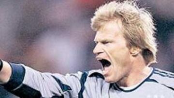 <b>PADRINO. </b>Kahn no está en su mejor momento, pero Beckenbauer exige que sea el titular de Alemania.