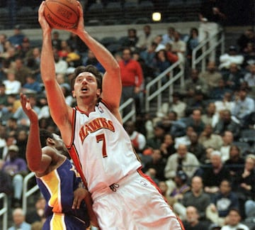 Imposible no acordarse del Kukoc de Chicago e incluso del de Milwaukee, es más difícil tener en la memoria que el croata jugó 80 partidos con los Sixers y 76 con los Hawks.