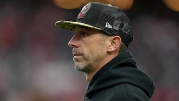 LAS VEGAS, NEVADA - JANUARY 01: Head coach Kyle Shanahan of the San Francisco 49ers walks onto the field for warm-ups against the Las Vegas Raiders at Allegiant Stadium on January 01, 2023 in Las Vegas, Nevada.   Jeff Bottari/Getty Images/AFP (Photo by Jeff Bottari / GETTY IMAGES NORTH AMERICA / Getty Images via AFP)