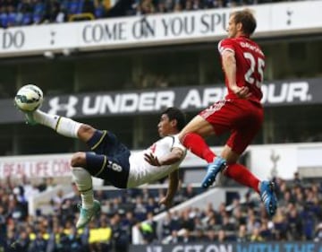 El jugador del Tottenham Hotspur, Paulinho ante el jugador del West Bromwich Albion, Craig Dawson.