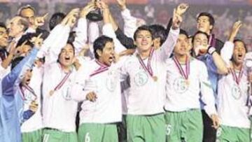 <b>LA ALEGRÍA DE UN PAÍS. </b>Los jóvenes jugadores mexicanos celebraron el triunfo y llevaron la alegría a su país, que lo festejó en las calles.