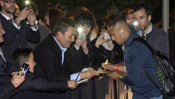EXPECTACIÓN. Un grupo de aficionados del Barça espero a la llegada del equipo para desearle suerte de cara al partido de hoy.