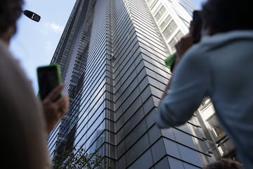 El escalador urbano francés Alain Robert, también conocido como "Spider-Man", sube a Heron Tower, 110 Bishopsgate, en el centro de Londres, la torre más alta de la ciudad de Londres.