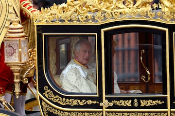 El rey Carlos y la reina Camila de Gran Bretaña de camino a la ceremonia de coronación en el carruaje para el Jubileo de Diamante.