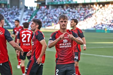 El Mirand¨¦s sue?a con el ascenso directo, puesto que ocupa en este momento tras su victoria in extremis ante el C¨®rdoba. Hugo Rinc¨®n marc¨® el primer gol de su equipo con un soberano tanto. Remate de primeras y con el interior, que entr¨® por toda la escuadra.