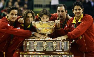 El Palau Sant Jordi volvió a acoger un nuevo éxito de España. A diferencia de finales anteriores, la Selección arrasó de principio a fin con un pleno de victorias frente al conjunto Checo. El equipo español formado por Feliciano López, David Ferrer y Verd