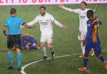 Nacho y Modric, durante el Real Madrid-Barcelona.