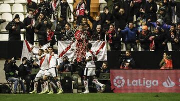 Embarba celebra con Álvaro y Álex Moreno el gol del triunfo ante el Eibar.