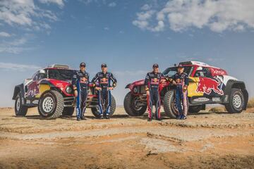 Cruz, Sainz, Peterhansel y su mujer Andrea en Marruecos.