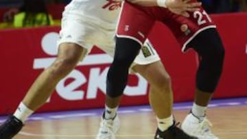 Ayón defendiendo a Darius Miller.