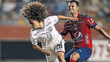 Paulo de la Cruz durante el partido de Universitario con Independiente de Medellín.