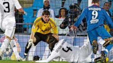 <b>PENALTI DE RAMOS A SOLDADO</b> La jugada polémica del partido tuvo lugar en el minuto 37 de la primera parte. Ramos y Soldado corrieron a por un balón suelto en el área del Madrid, el lateral se lanzó con todo y al levantar su pierna derecha barrió al delantero del Getafe. Pérez Burrull no pitó nada.