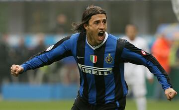 Ese mismo día, el Inter de Milán tuvo que buscar con rapidez un sustituto para Ronaldo y fichó sobre la bocina a Hernán Crespo, procedente de la Lazio, por 25 millones. 