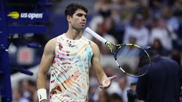 Carlos Alcaraz lanza la raqueta hacia arriba mientras espera la recuperación de Dominik Koepfer en el US Open.