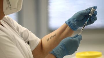 Una sanitaria sostiene una dosis de la vacuna de Pfizer contra el coronavirus antes de administrársela a un anciano en el Centro de salud Rejas, a 6 de abril de 2021, en Madrid (España). Esta semana los centros de salud de Madrid empiezan a vacunar a las