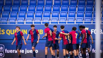 Los juveniles del Barcelona celebran el triunfo ante el Brest