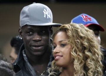 El delantero del Milan, Mario Balotelli, con su novia Fanny Neguesha.