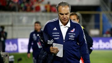 Futbol, Chile vs Uruguay.
Clasifictorias al Mundial de Catar 2022.
El entrenador de la seleccion chilena Martin Lasarte es fotografiado durante el partido contra Uruguay clasificatorio al mundial de Catar 2022 disputado en el estadio San Carlos de Apoquindo en Santiago, Chile.
29/03/2022
Andres Pina/Photosport

Football, Chile vs Uruguay.
2022 Qatar Worldcup Championship qualifiers.
Chile's head coach Martin Lasarte is picturing during the 2022 World Cup qualifier match against Uruguay held at the San Carlos de Apoquindo stadium in Santiago, Chile.
29/03/2022
Andres Pina/Photosport