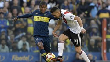 Wilmar Barrios y Rafael Santos Borré en la disputa del balón en el superclásico argentino entre Boca Juniors y River Plate en La Bombonera