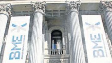 <b>EN LA BOLSA. </b>Cerezo en la puerta de la Bolsa madrileña.