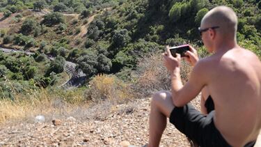 Un aficionado toma una fotografía del paso del pelotón durante la duodécima etapa de la Vuelta a España.