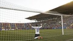 Keylor Navas reza antes de comenzar un partido con el Levante.