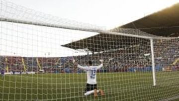 Keylor Navas reza antes de comenzar un partido con el Levante.
