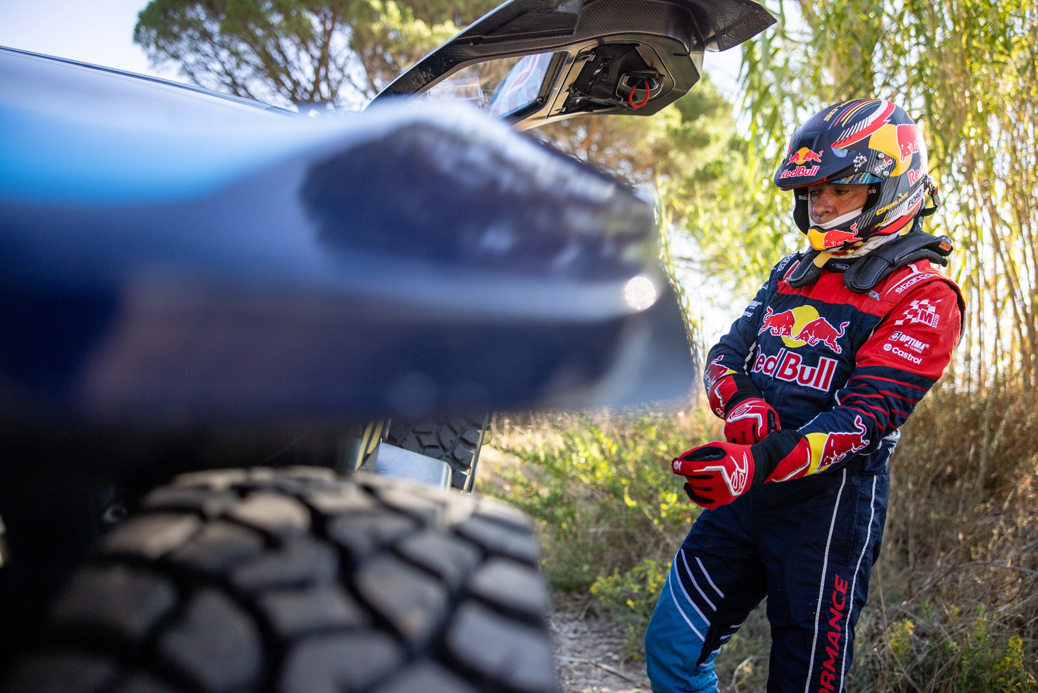 Carlos Sainz con el Ford Raptor del Dakar y el Rally de Portugal.