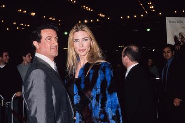 Sylvester Stallone y Jennifer Flavin están casados desde el 17 de mayo de 1997. Se conocieron en 1988 en un restaurante en Beverly Hills. Tuvieron una relación intermitente durante varios años antes de formalizar su unión a finales de los 90. Tienen tres hijas que han cobrado gran protagonismo mediático: Sophia (1996), Sistine (1998) y Scarlet (2002).