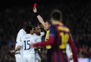 Stephane Lannoy expulsa al jugador del City Pablo Zabaleta.