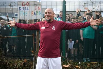 Roberto Carlos jugó un amistoso con el club amateur inglés Bull in de Barne