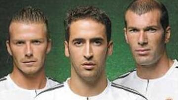 <b>EL TRIDENTE ADIDAS</B>. Beckham, Raúl y Zidane, banderas de la marca.