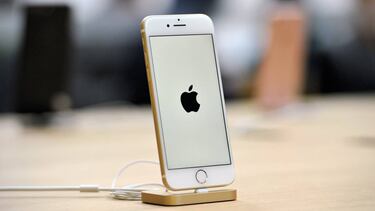 SYD133. SIDNEY (AUSTRALIA), 25/10/2016.- Fotografía de archivo fechada el 16 de septiembre de 2016, que muestra un iPhone 7 en una tienda de Sidney (Australia). Los beneficios e ingresos anuales de Apple cayeron conjuntamente en su ejercicio fiscal de 2016, una situación que no experimentaba en un mismo año desde los resultados que obtuvo en 2001, informó hoy el gigante tecnológico hoy, martes 25 de octubre de 2016. EFE/Joel Carrett/PROHIBIDO SU USO EN AUSTRALIA Y NUEVA ZELANDA