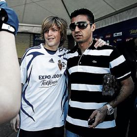 <b>EL ESPERADO MATUZALEM. </b>El brasileño se fotografía junto a un joven aficionado ayer, a la salida del entrenamiento.