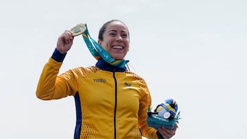 EVE3005. SANTIAGO (CHILE), 22/10/2023.- Mariana Pajón de Colombia posa con la medalla de oro en BMX racing hoy, durante los Juegos Panamericanos 2023 en Santiago (Chile). EFE/ Adriana Thomasa
