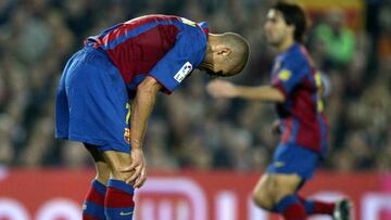 FC Barcelona&#039;s Swedish striker Henrik Larson holds his knee in pain during the Spanish League match FC Barcelona vs Real Madrid at Camp Nou stadium in Barcelona, 20 November 2004. Barcelona&#039;s striker Larsson will be out of action for six months 