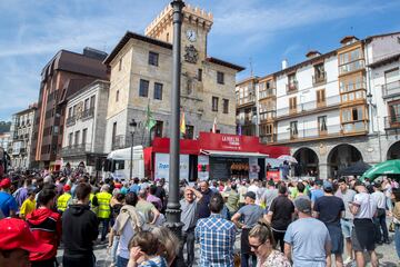 Cientos de personas han disfrutado de la experiencia de La Vuelta con esta primera edición femenina. Como en la foto, donde un gran número de gente vivió la salida de la sexta etapa en Castro-Urdiales, Santander.