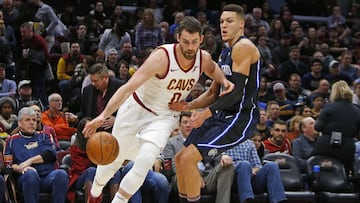 Kevin Love, ala-p&iacute;vot de los Cleveland Cavaliers, trata de superar la defensa de Aaron Gordon durante el encuentro contra los Orlando Magic.